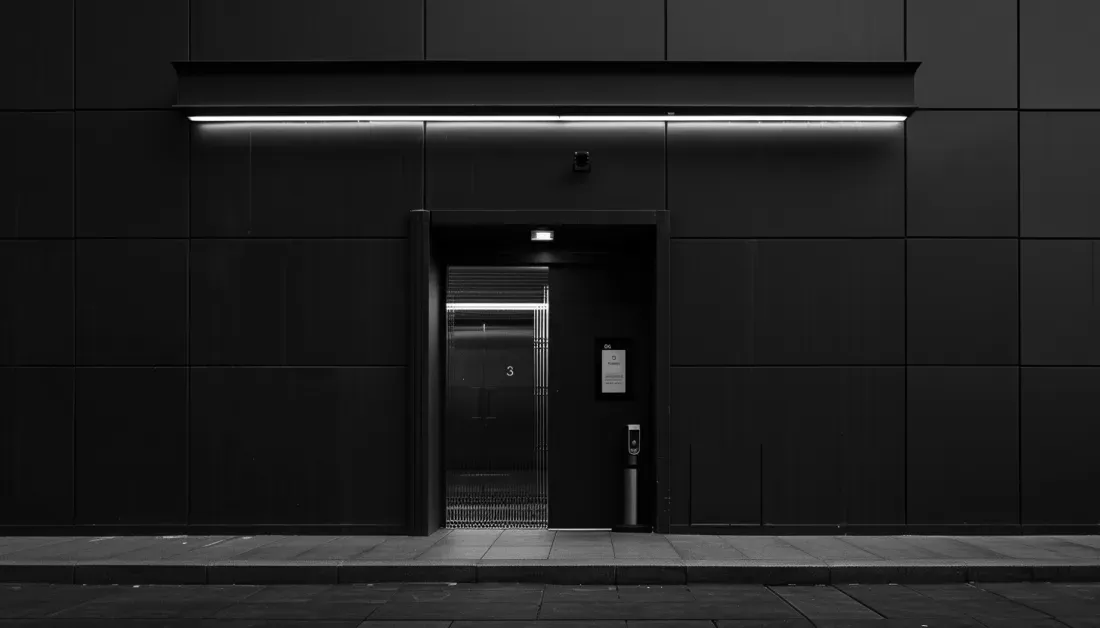 Un technicien installant un système d'alarme